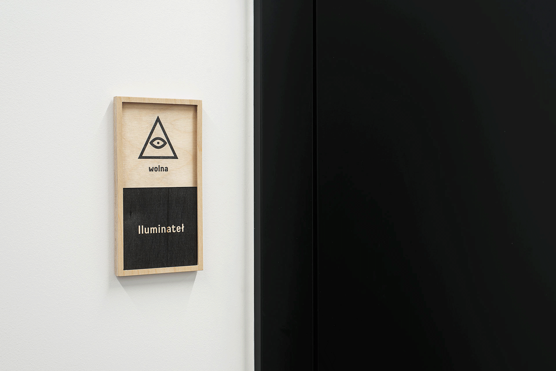 Wayfinding system with environmental graphics in The Software House headquarter in Gliwice