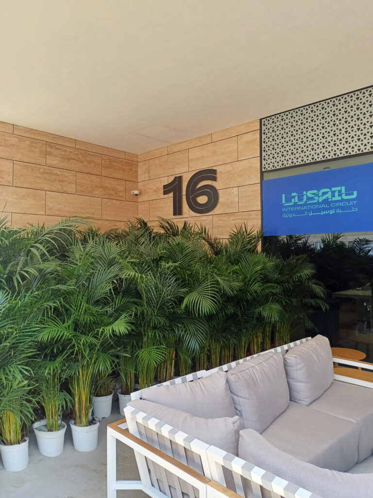 Lusail International Circuit Paddock numer typografia