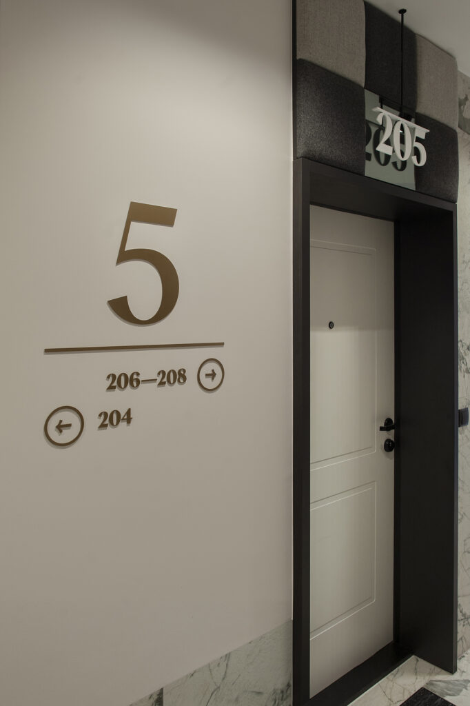 SIW wayfinding budynku mieszkalnego Doki Living
