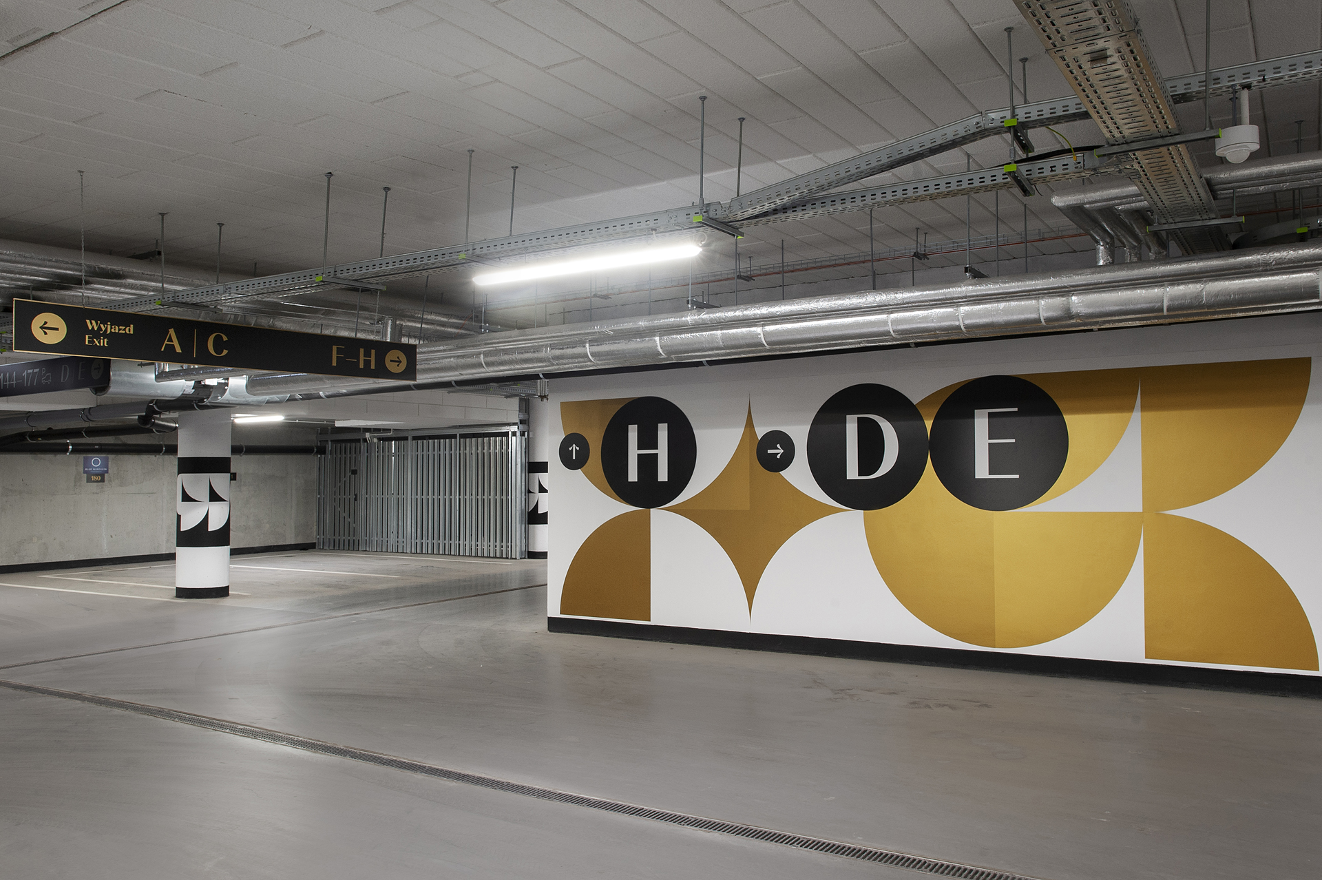 System informacji wizualnej w parkingu podziemnym w Gdańsku