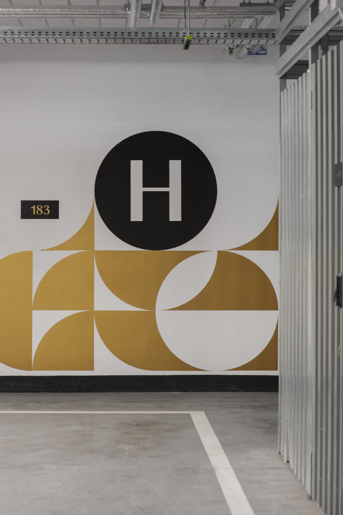 Oznakowanie wayfinding w parkingu Doki Living w Gdańsku