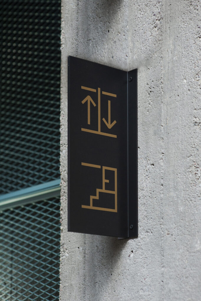 Tabliczka poprzeczna w hotelu Montownia w Gdańsku
