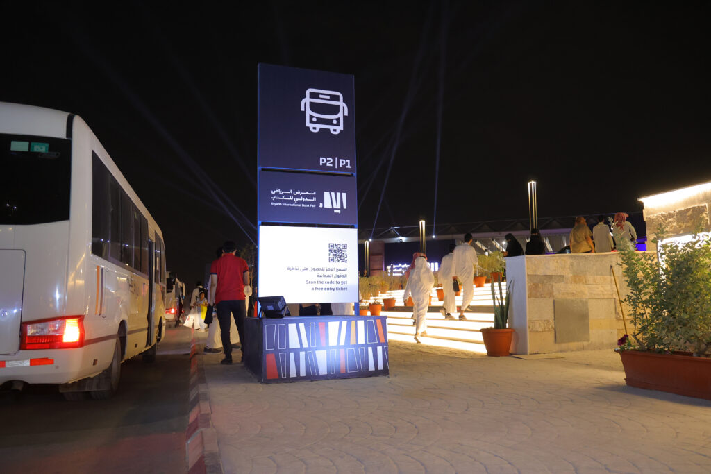 System informacji wizualnej dla international Book Fair w Arabii Saudyjskiej oznakowanie autobusu