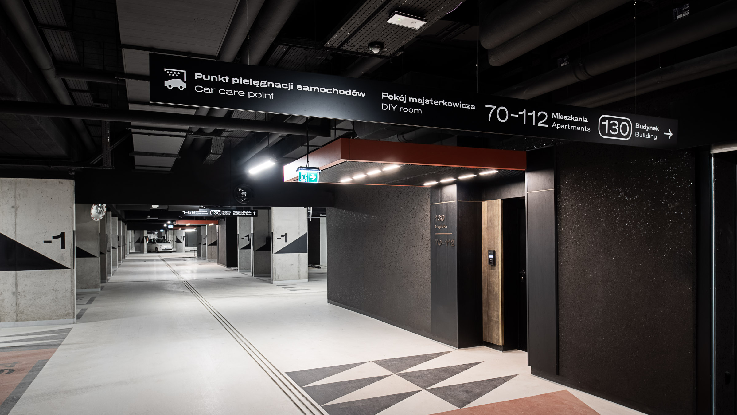 System informacji wizualnej Noho Investment Młyny Mogilska oznakowanie wejścia do klatki w parkingu
