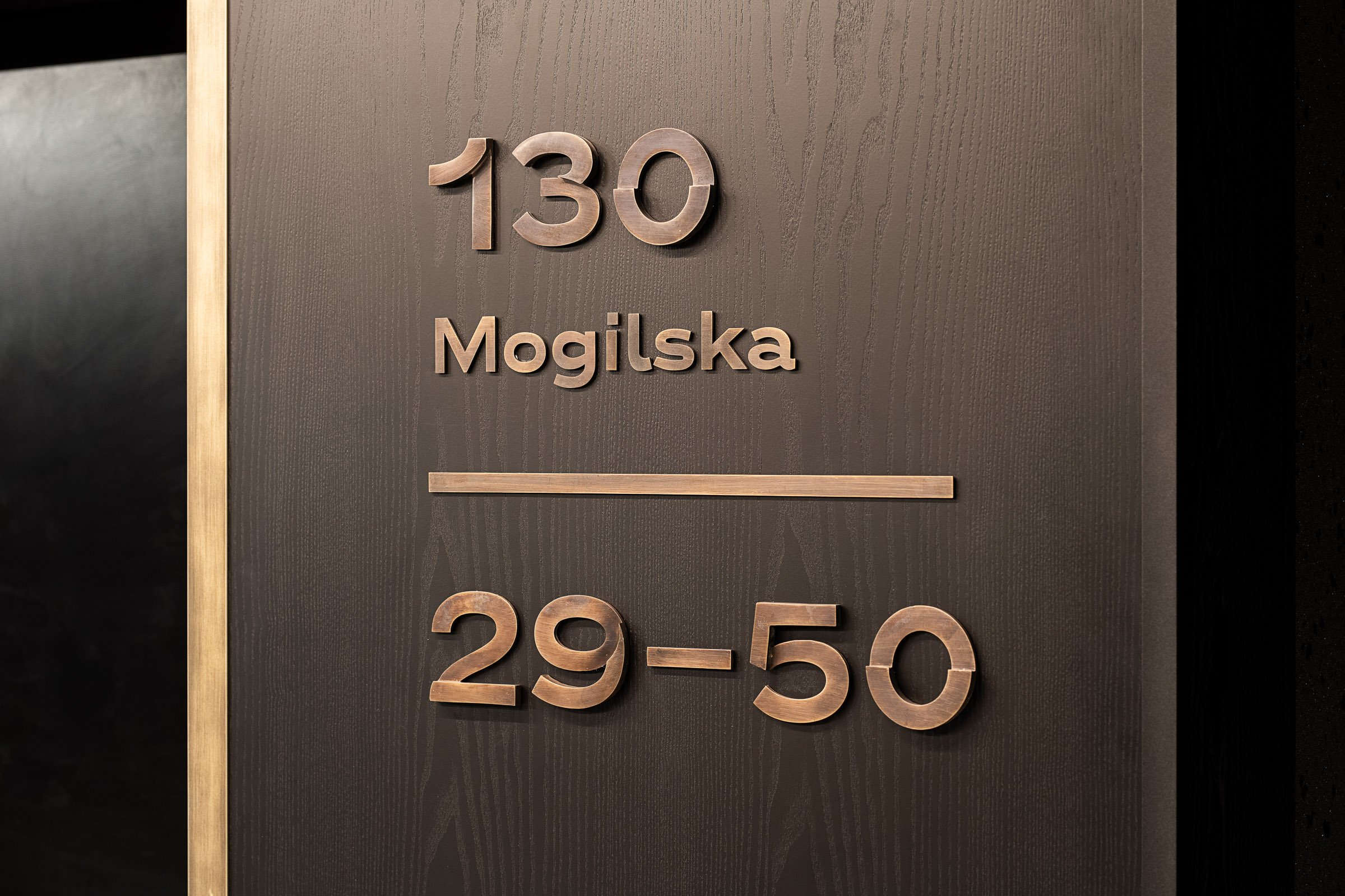 System informacji wizualnej Noho Investment Młyny Mogilska odlew mosiężny numeracja