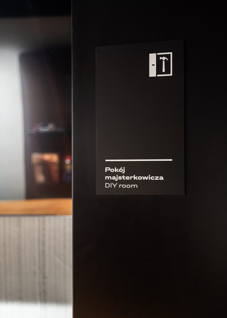 System informacji wizualnej Noho Investment Młyny Mogilska oznakowanie pokoju dla majsterkowicza