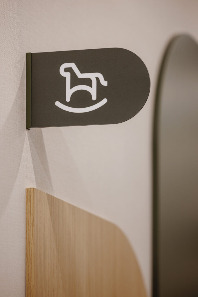 Tabliczka poprzeczna z ikoną LUX MED