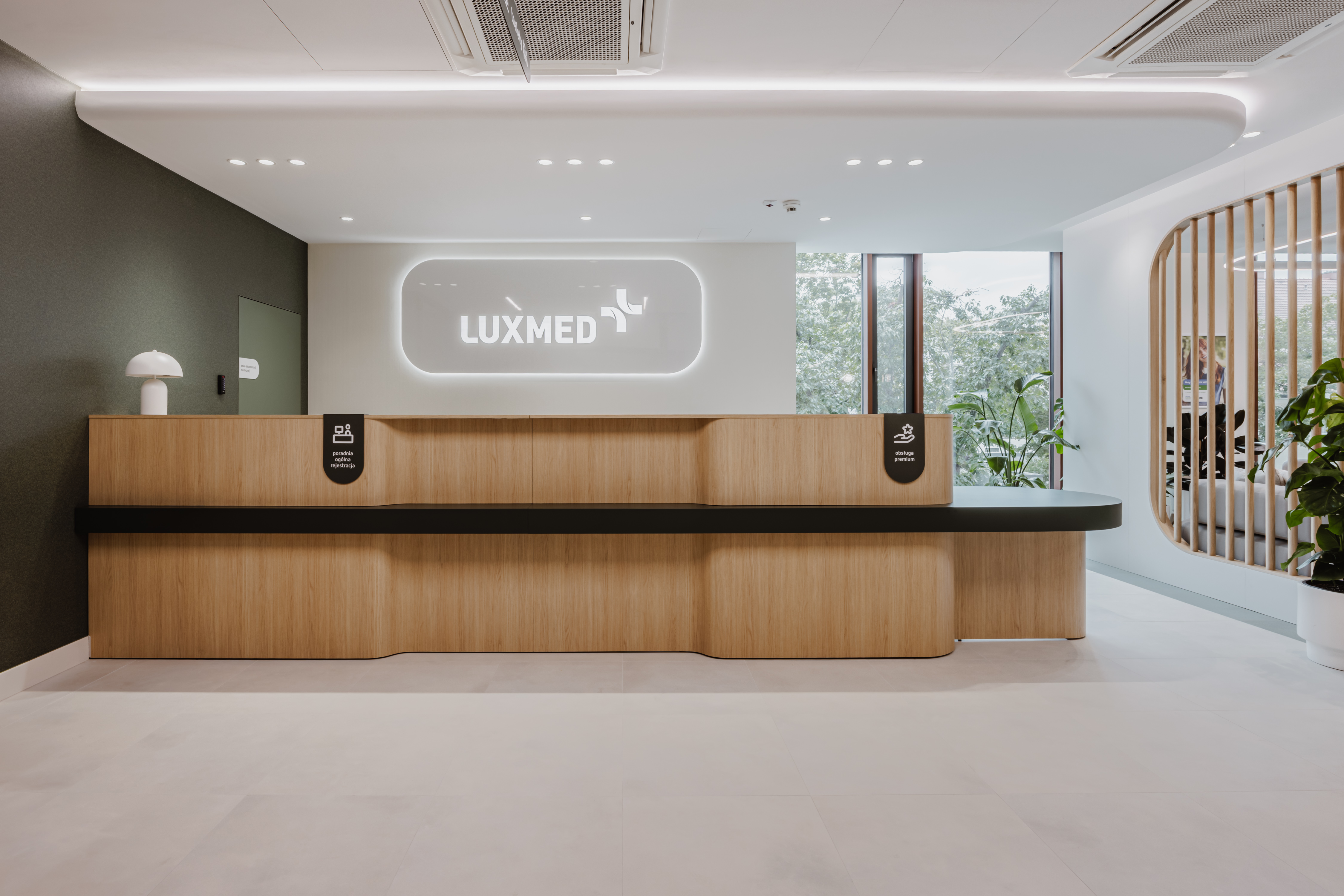 Oznakowanie recepcji LUX MED wayfinding
