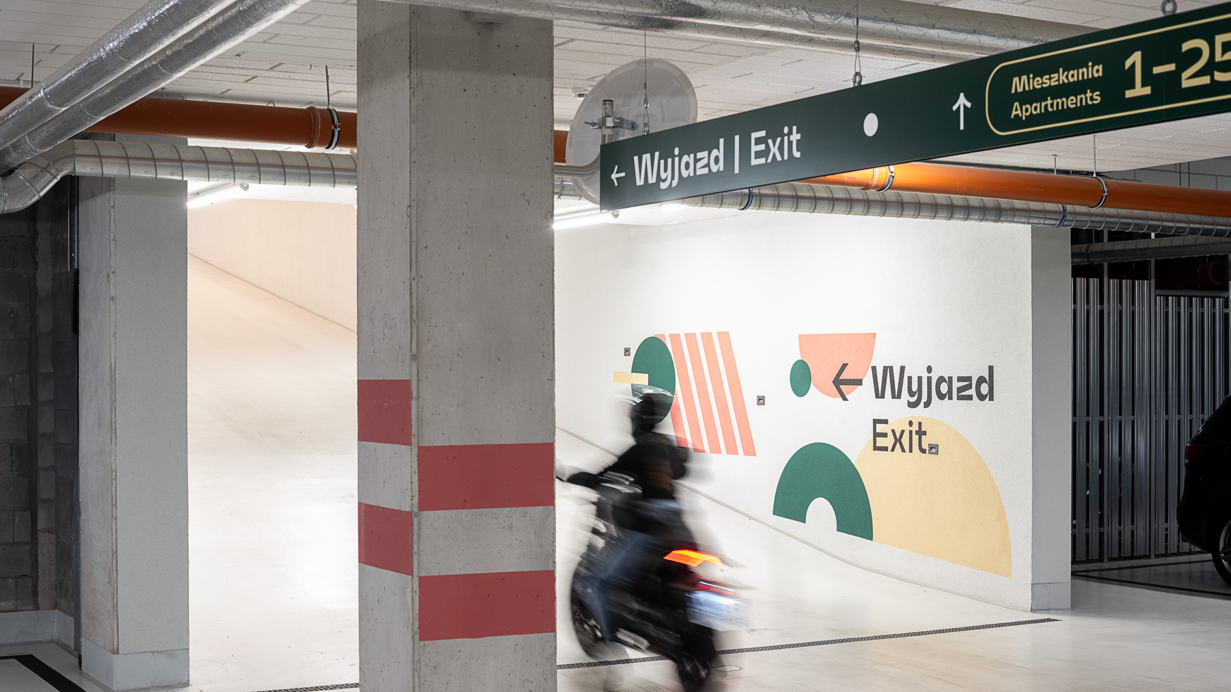 System informacji wizualnej R4R Romanowicza Kraków oznakowanie parkingu podziemnego