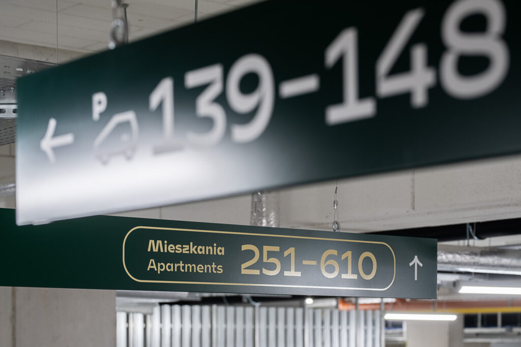 System informacji wizualnej R4R Romanowicza Kraków oznakowanie w parkingu