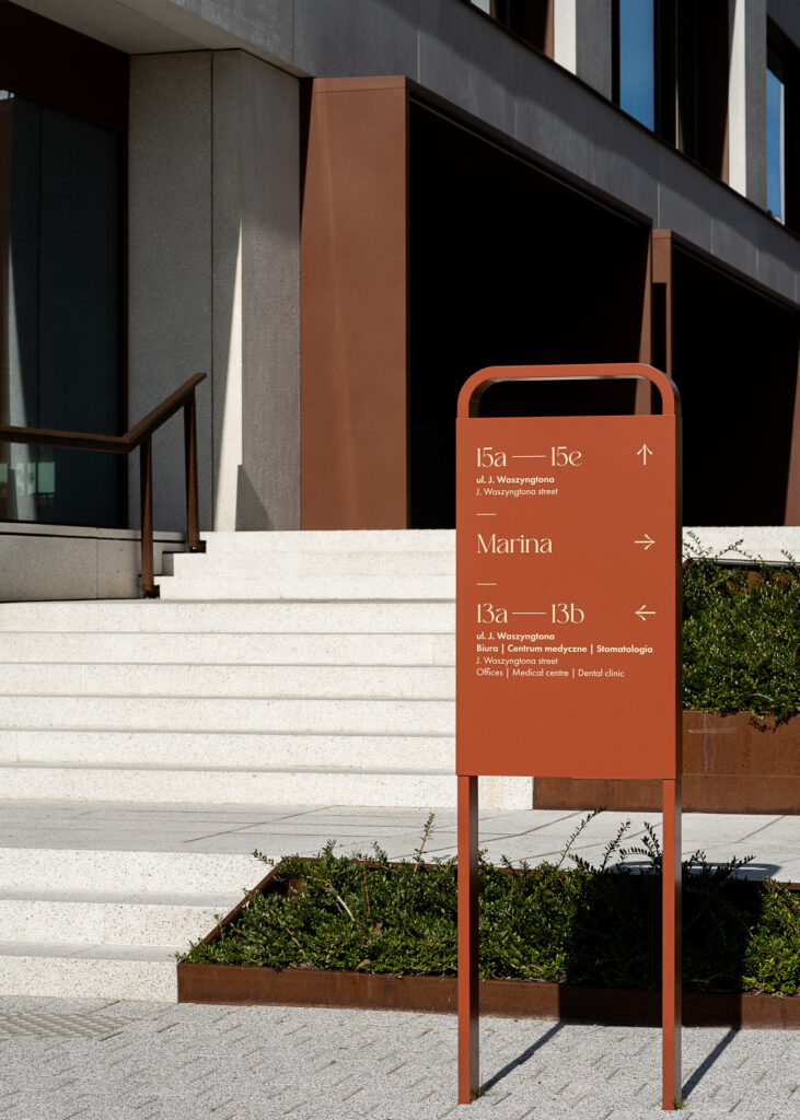 Vastint Waterfront in Gdynia totem z informacja wizualną placemakin