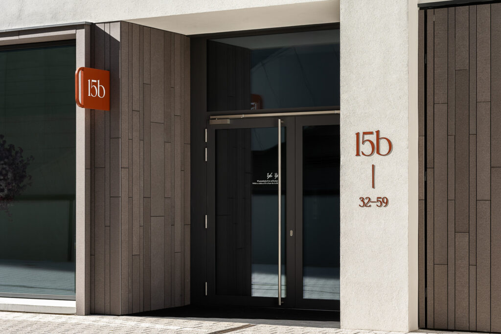 Vastint Waterfront in Gdynia oznakowanie wejścia do budynku mieszkalnego