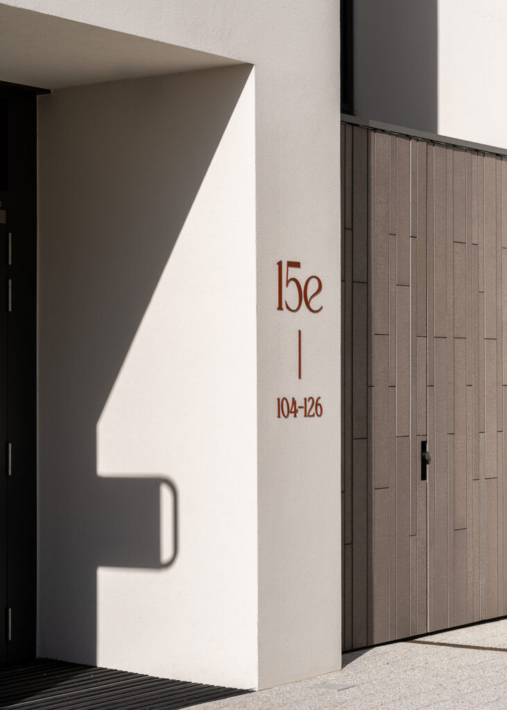 Vastint Waterfront in Gdynia oznakowanie wejścia do budynku mieszkalnego