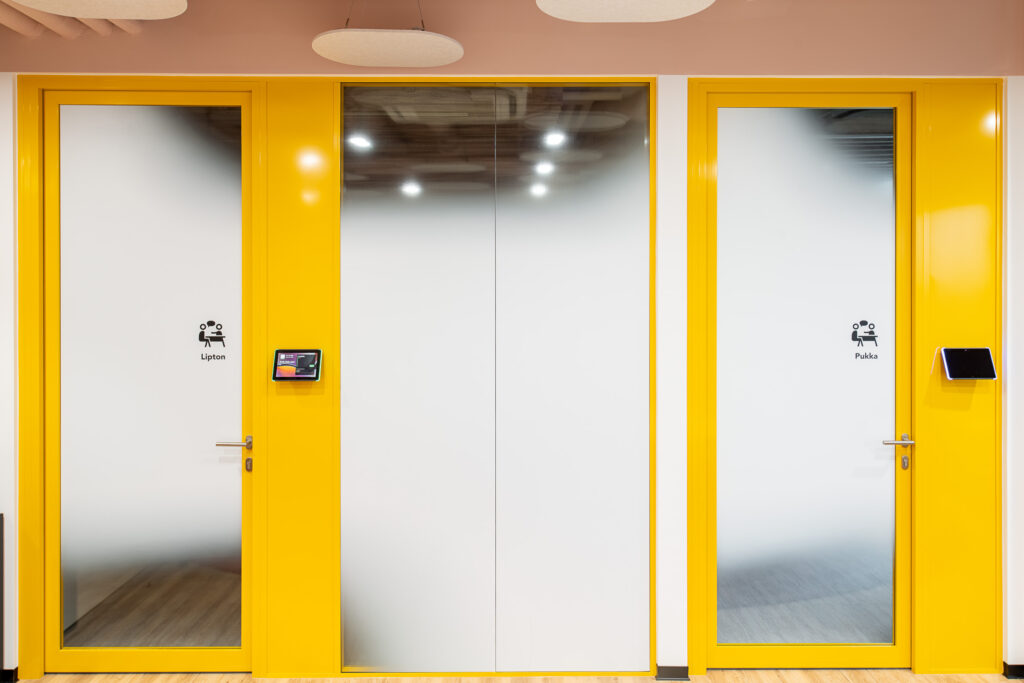 LIPTON Teas and Infusions Global HUB grafika na szybach w biurze