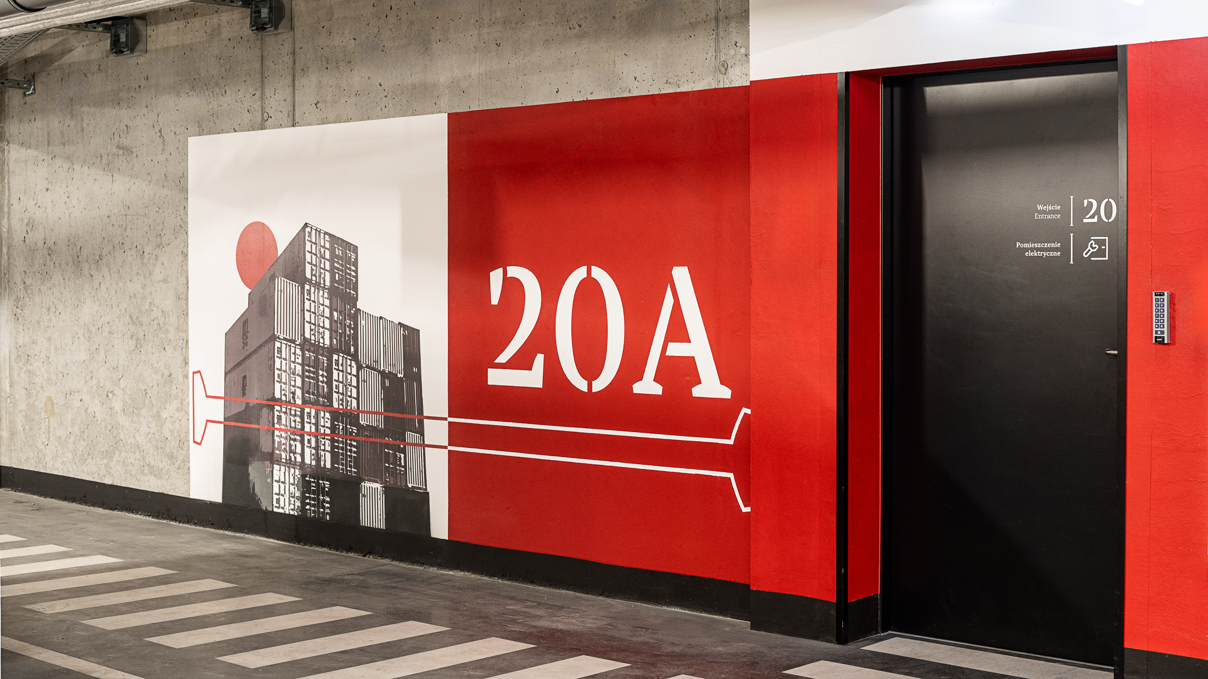 Doki Living II Gdańsk oznakowanie wejścia do budynku mieszkalnego w parkingu