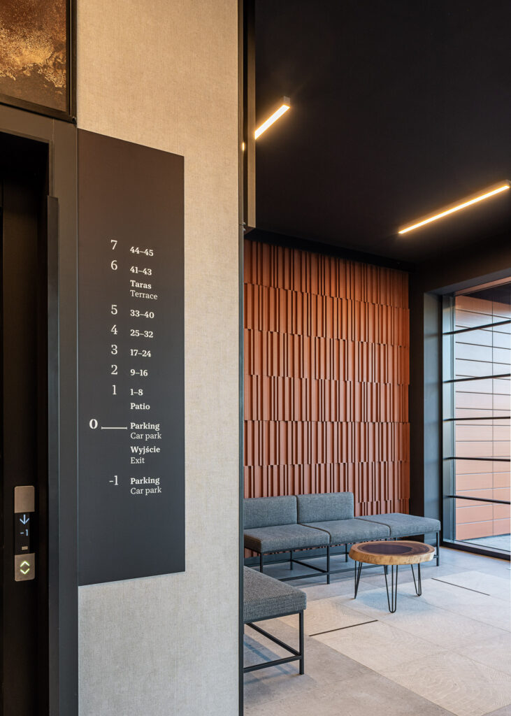 Doki Living II Gdańsk tablica przy windzie