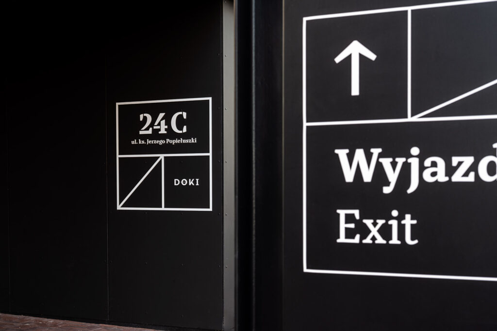 Doki Living II Gdańsk system informacji wizualnej na zewnątrz