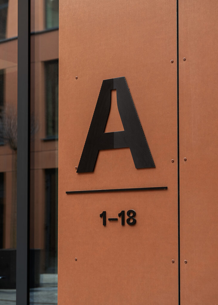 Słoneczne Tarasy w Łodzi detal oznakowania