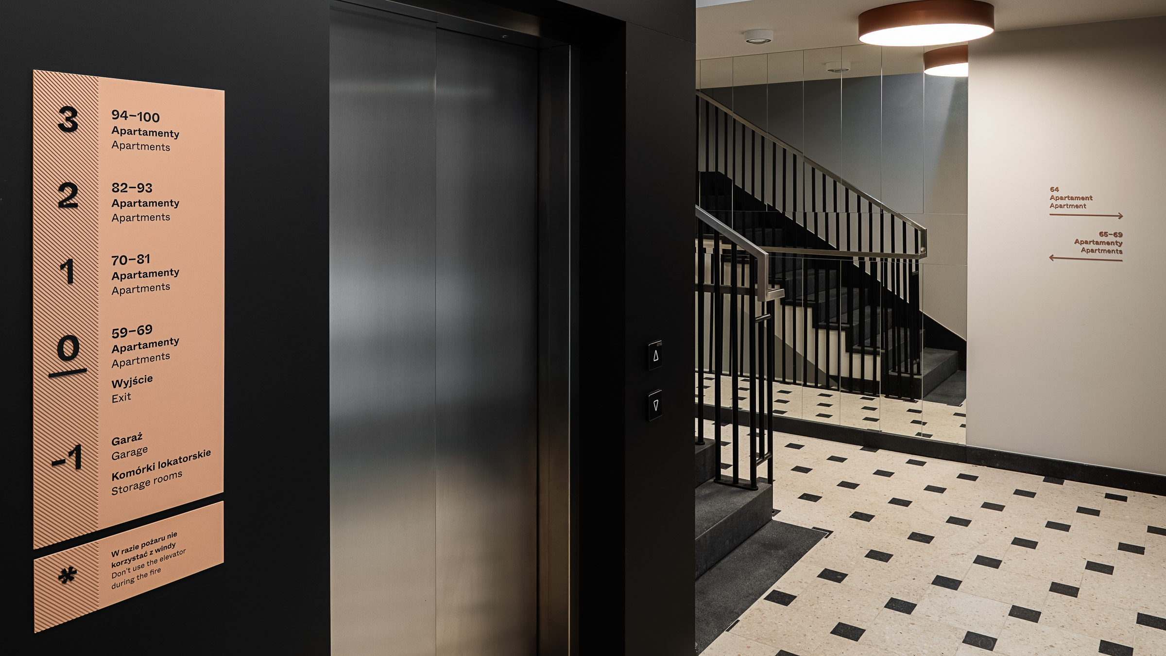 Słoneczne Tarasy w Łodzi nośnik przy windzie