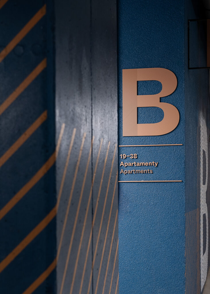 Słoneczne Tarasy w Łodzi oznakowanie klatki w parkingu