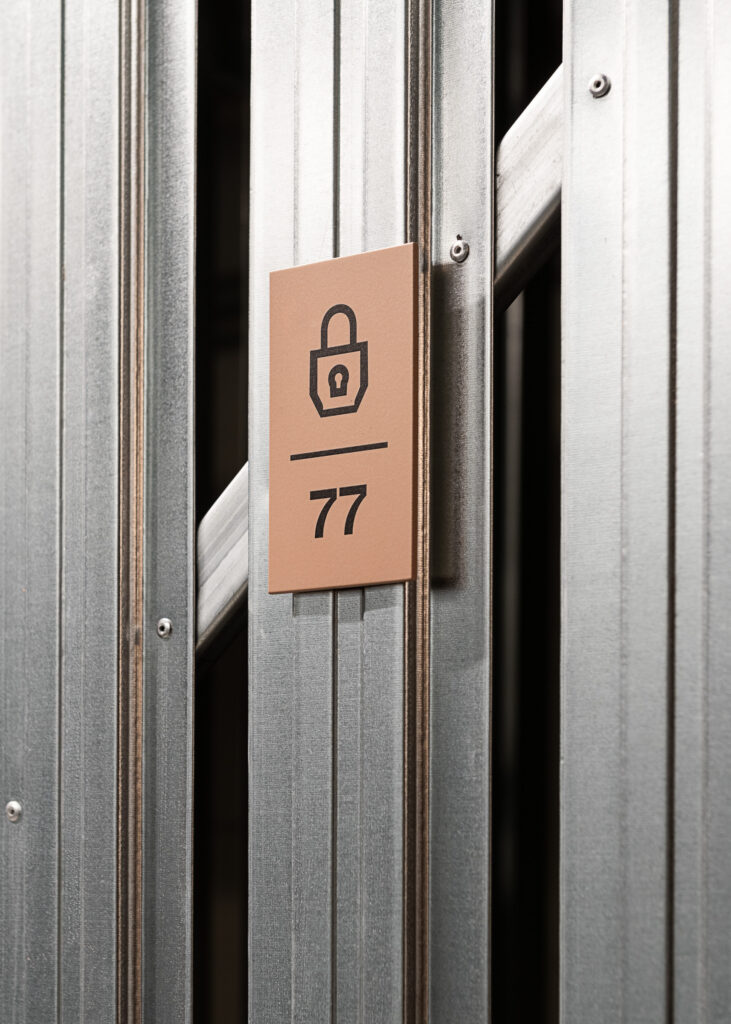 Słoneczne Tarasy Lodz residential building wayfinding system