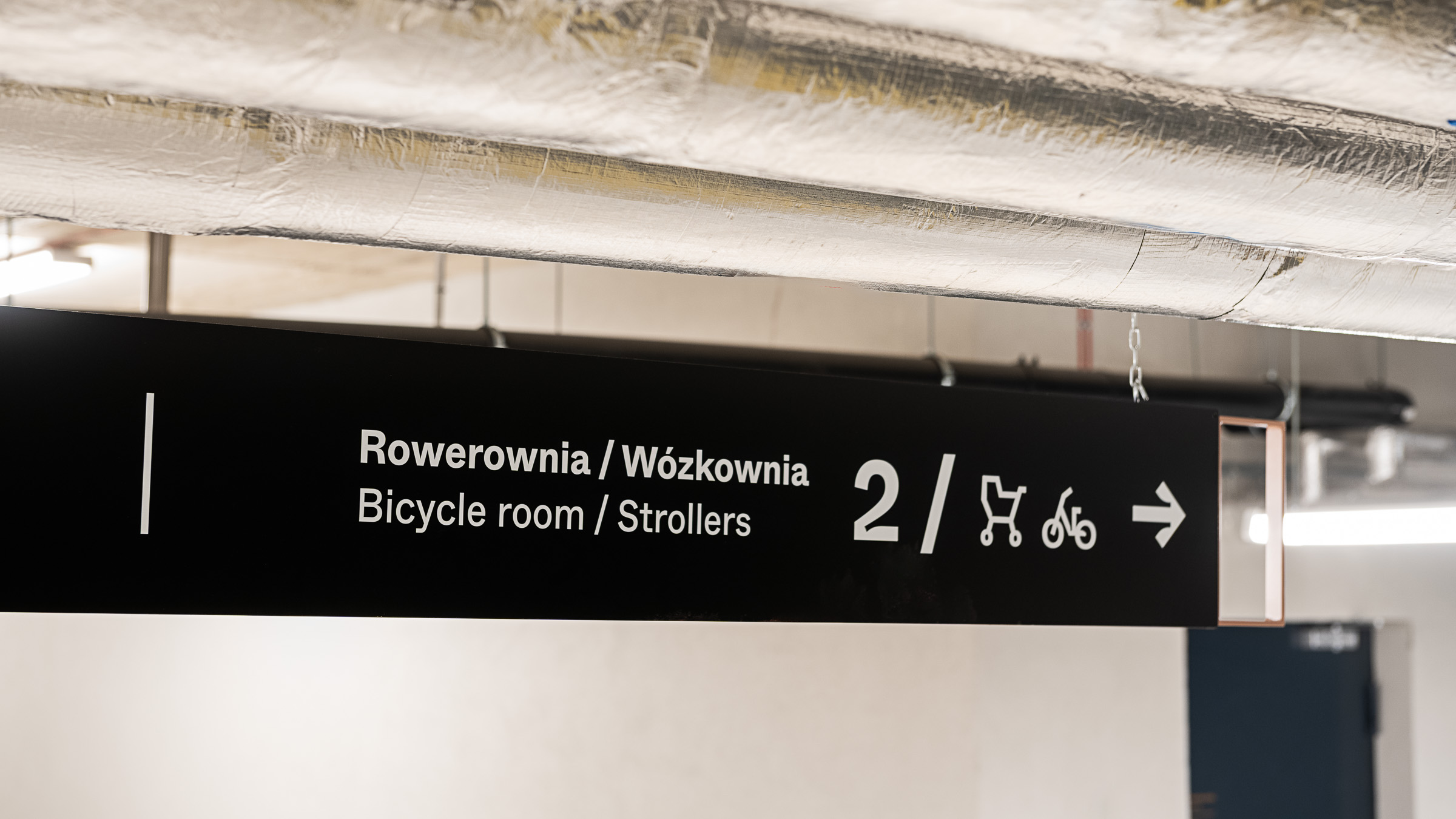 Słoneczne Tarasy w Łodzi tablica podwieszana w parkingu