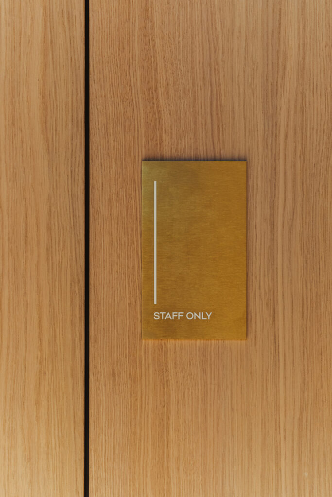 System informacji wizualnej Puro Hotel Stara Warszawa informacja na drzwiach