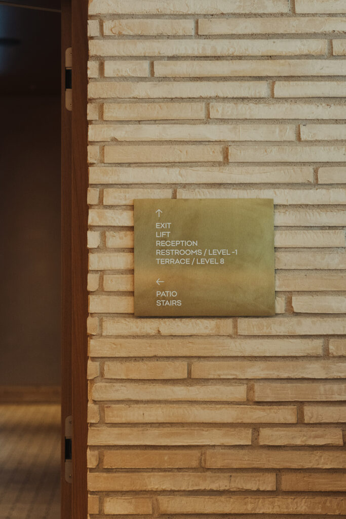 System informacji wizualnej Puro Hotel Stara Warszawa tablica kierunkowa