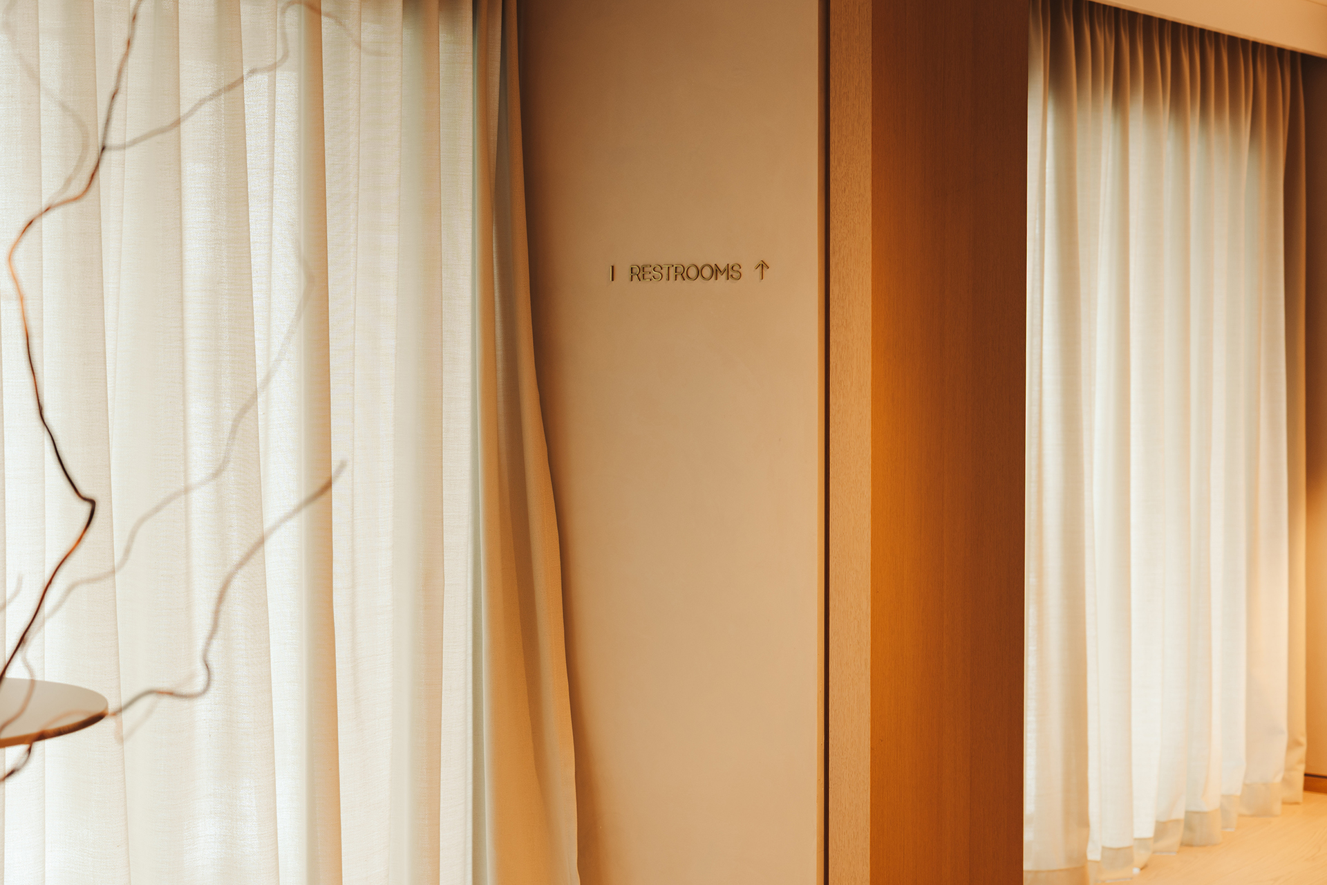 System informacji wizualnej Puro Hotel Stara Warszawa wayfinding kierunkowy