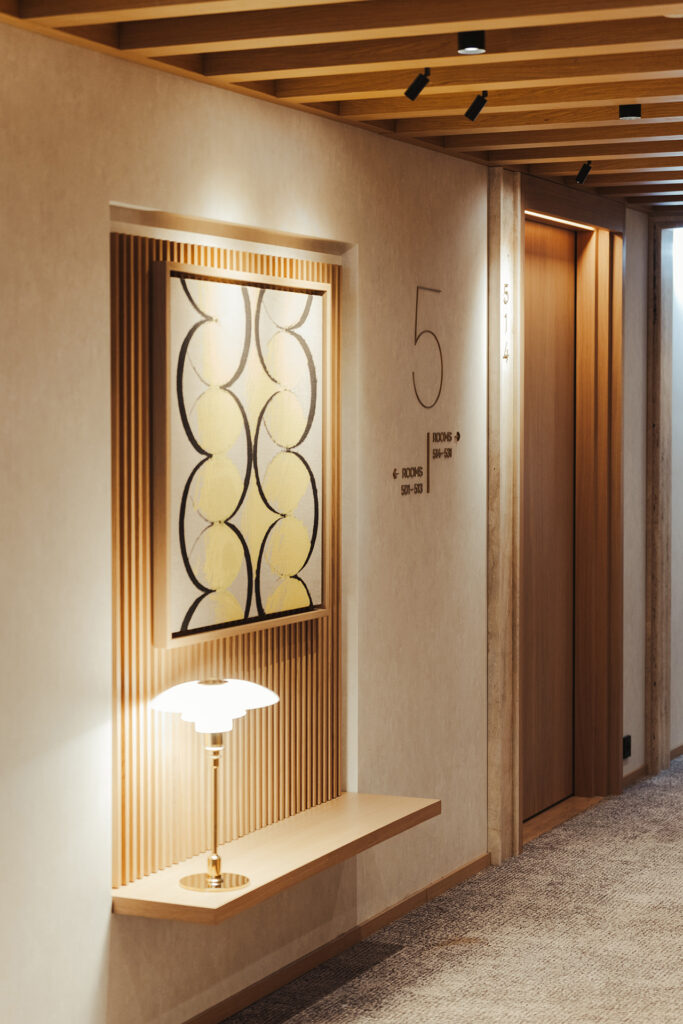 System informacji wizualnej Puro Hotel Stara Warszawa informacja w korytarzu hotelowym