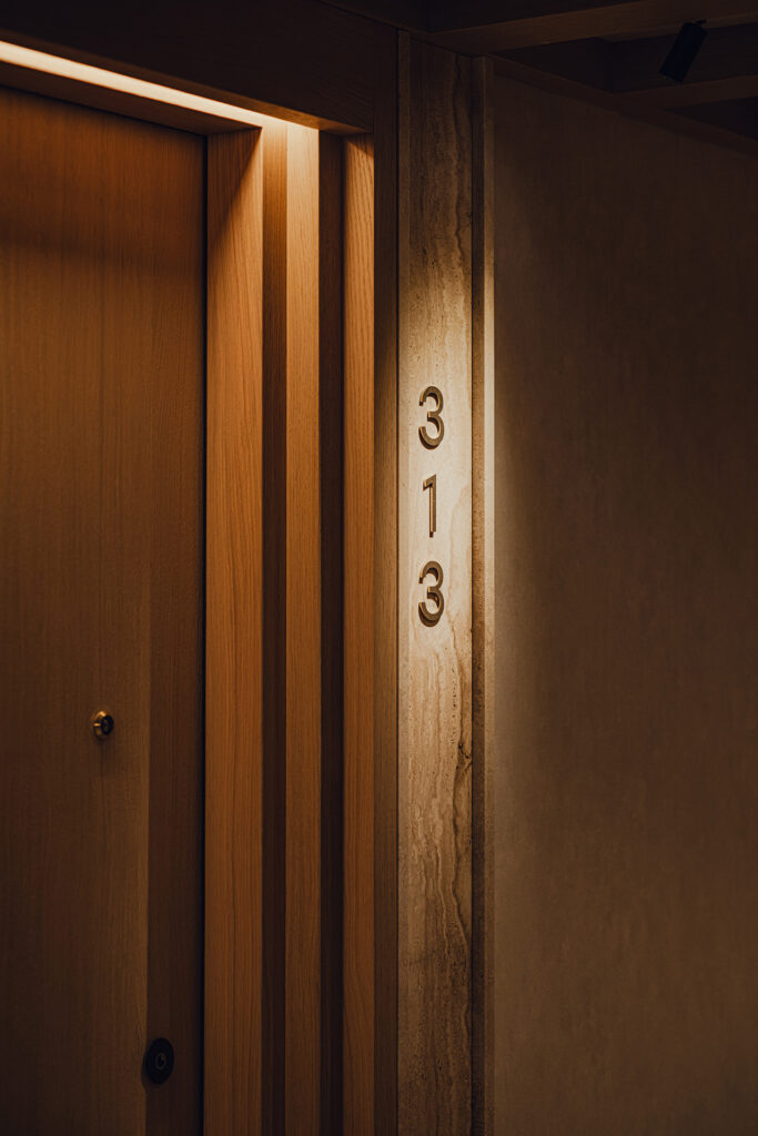 Puro Hotel oznakowanie apartamentu font Polin