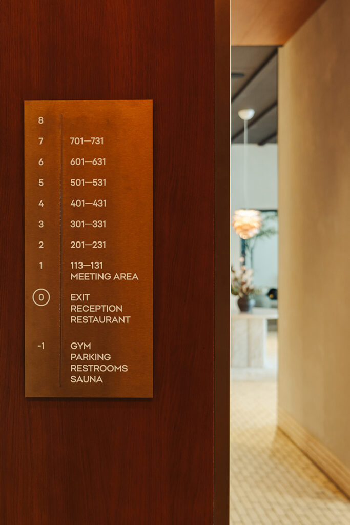 Informacja przy windzie Puro Hotel Warszawa