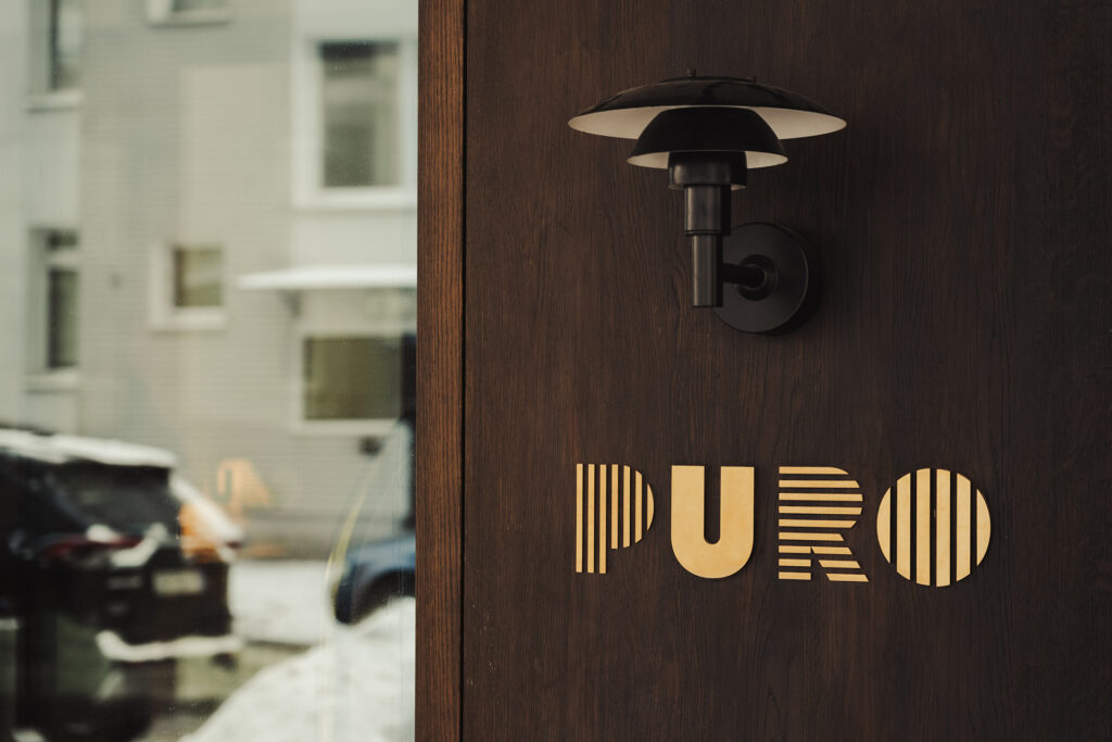 System informacji wizualnej Puro Hotel Stara Warszawa mosiądz