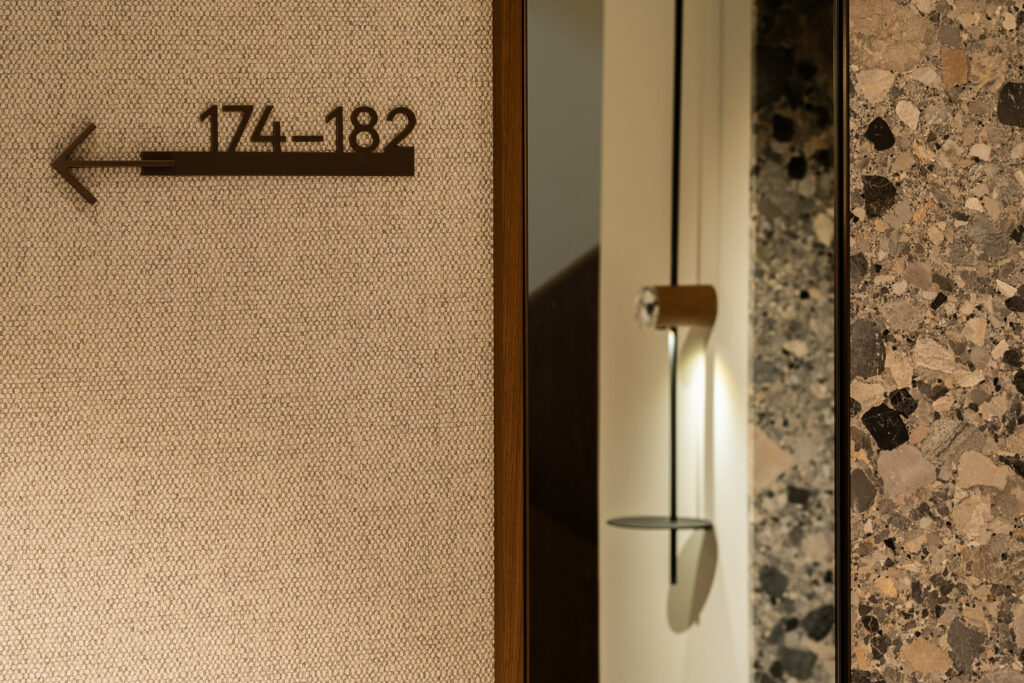 Residential building wayfinding signaletik leitsystem in Lindego Noho directional information