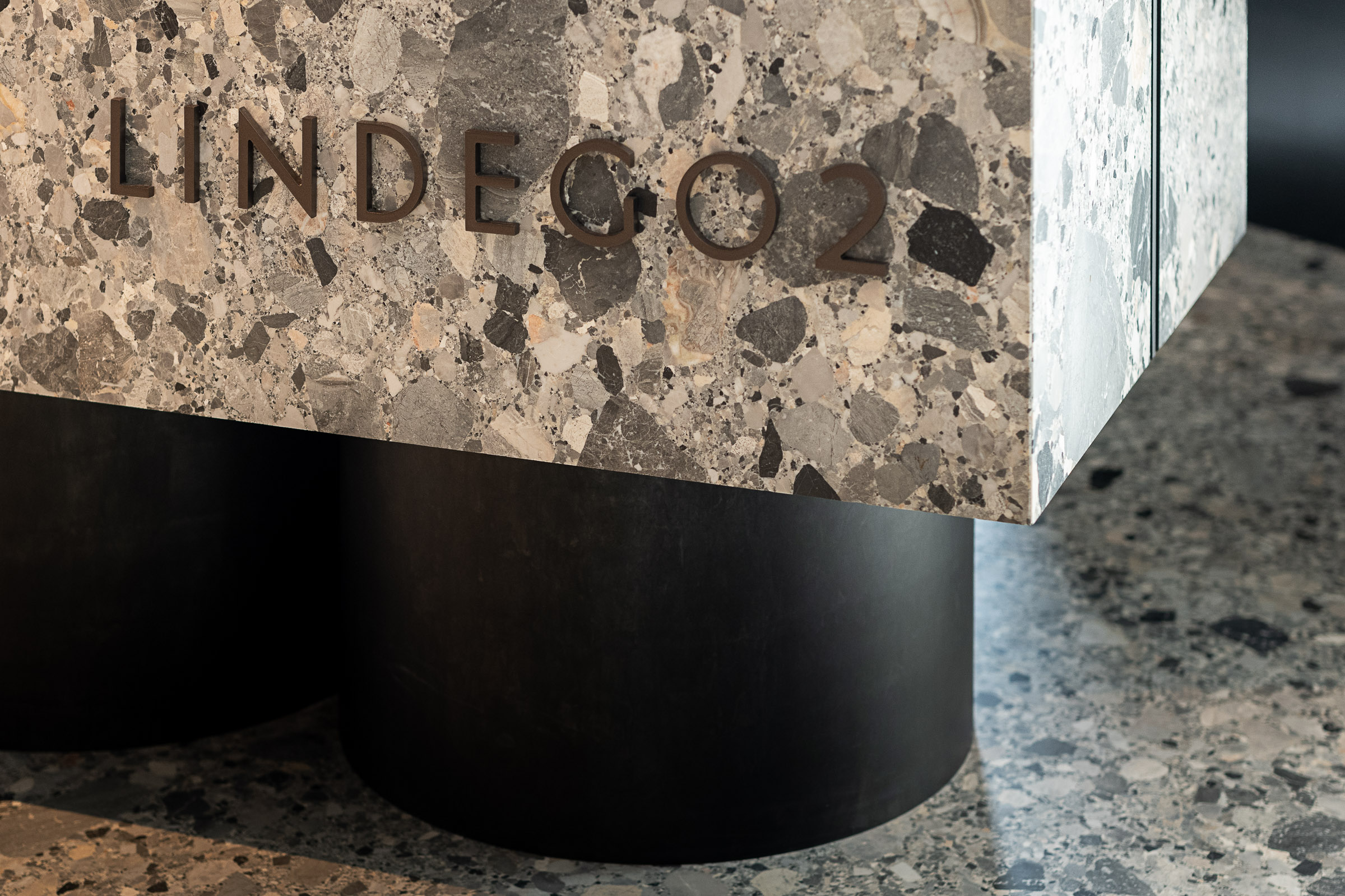 Metalowe logo Lindego na recepcji