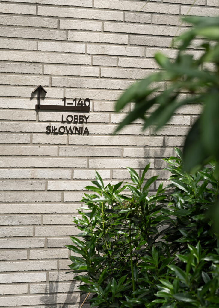 Directional information on the facade in Lindego, signage signaletik leitsystem orienterungssystem