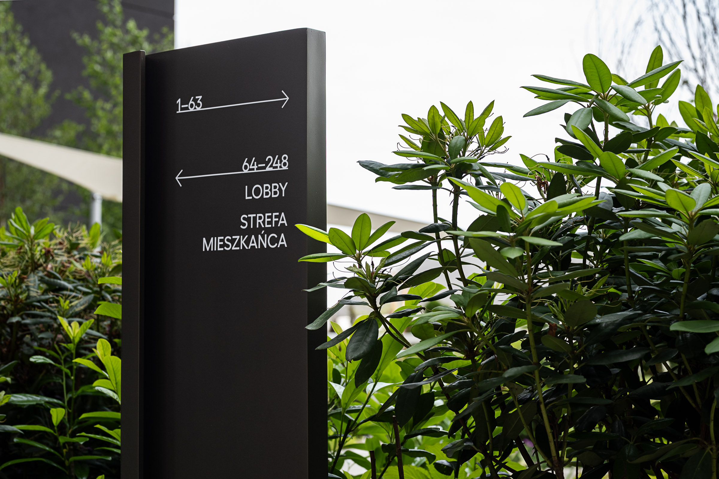 Totem wayfinding element in Lindego
