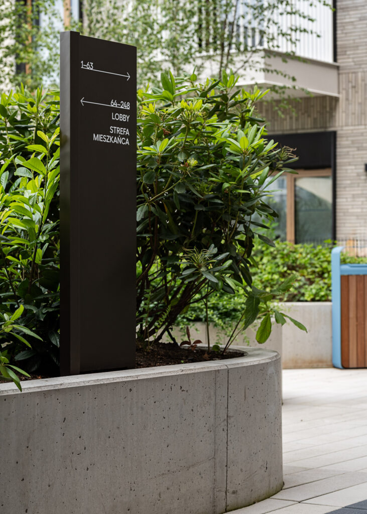 Totem wayfinding element in Lindego