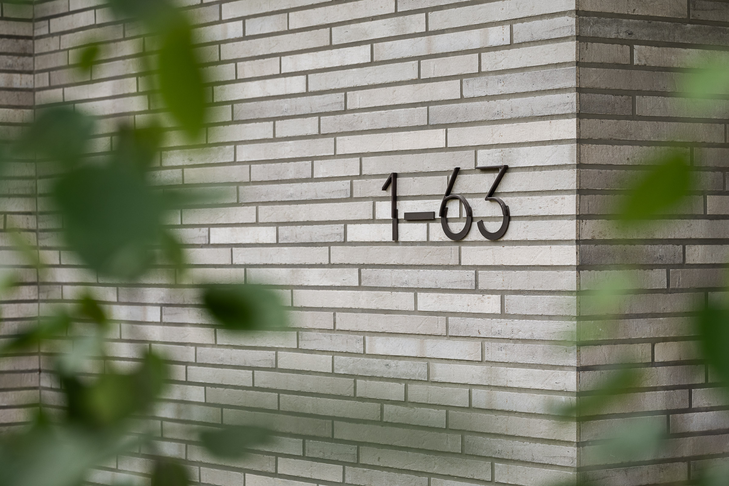 Apartment numbers on facade in Lindego, typography metal elements, Signaletik leitsystem orienterungssystem