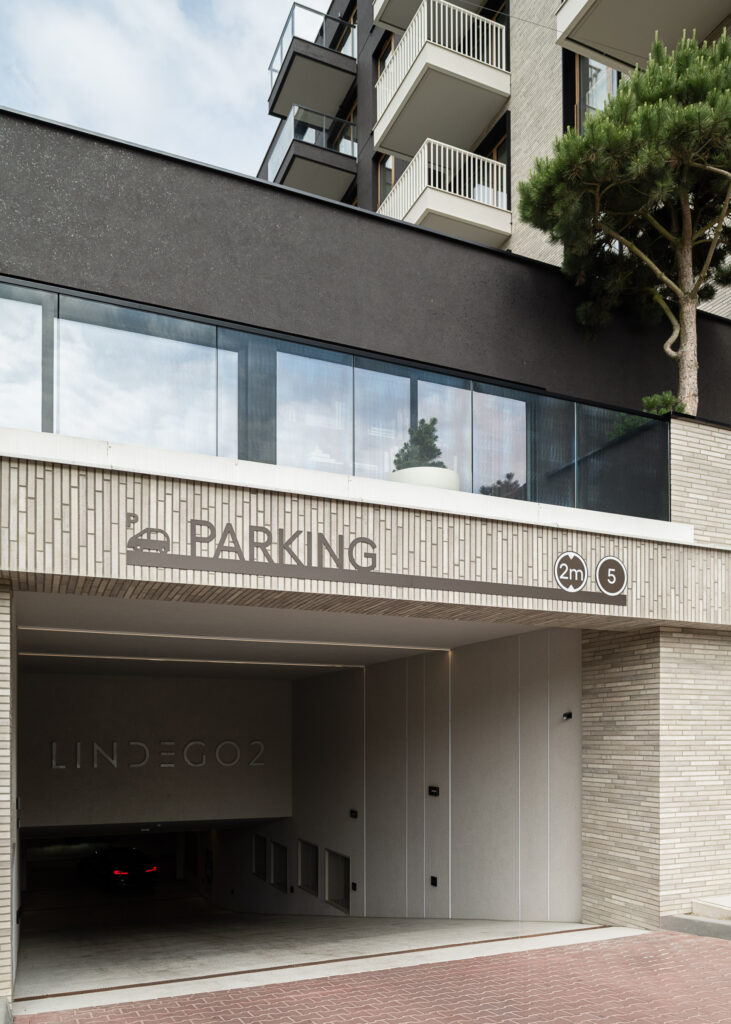 Parking signage element above the entrance leitsystem orienterungssystem