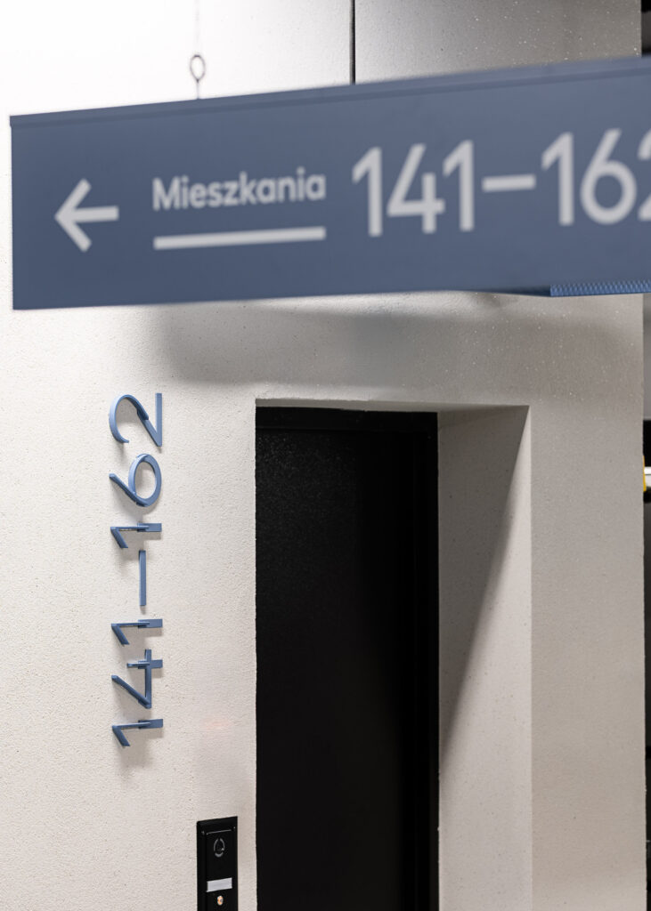 Oznakowanie wejścia do klatki windowej z parkingu podziemnego w Lindego Noho