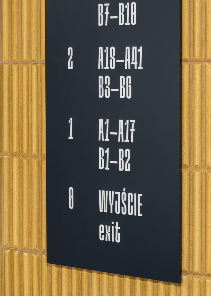 Detal tablicy przy windzie, wayfinding
