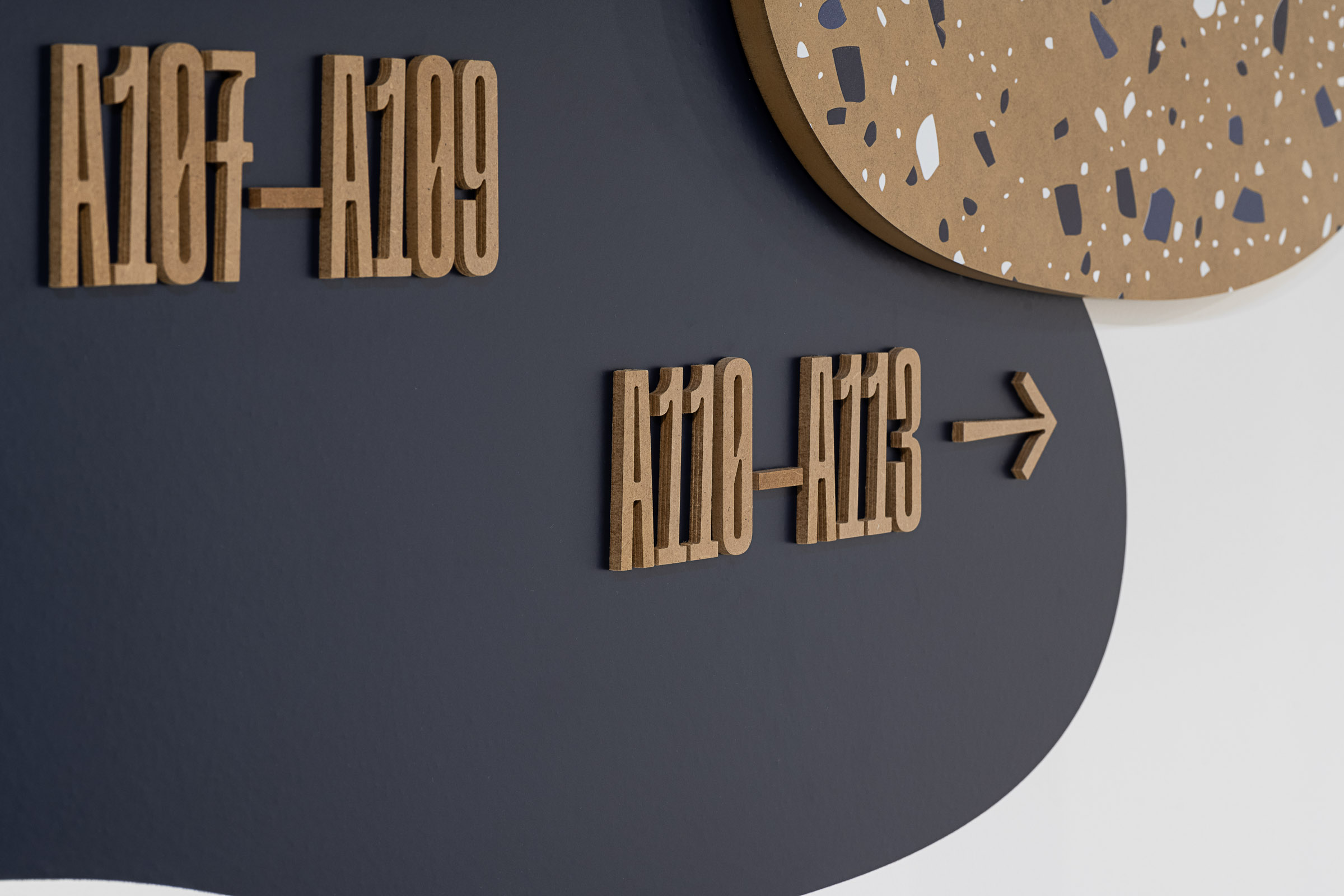 Informacja kierunkowana w budynku mieszkalnym wayfinding